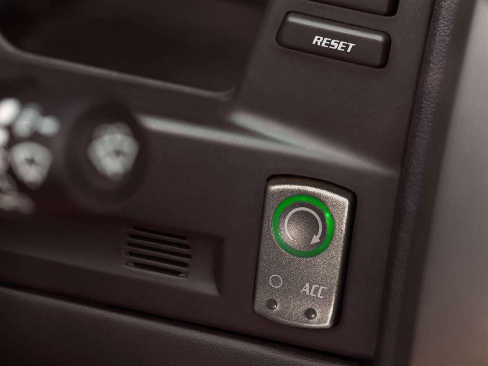 Cadillac khong chiu no may,  cu ong bi nhot trong xe 14 tieng anh 2