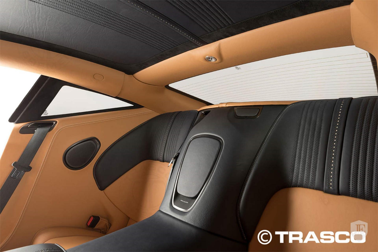 Aston Martin DB11 cua James Bond duoc boc giap anh 5