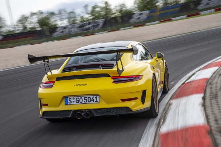 Non nong mua Porsche, khach bi dai ly lua 2,5 trieu USD hinh anh