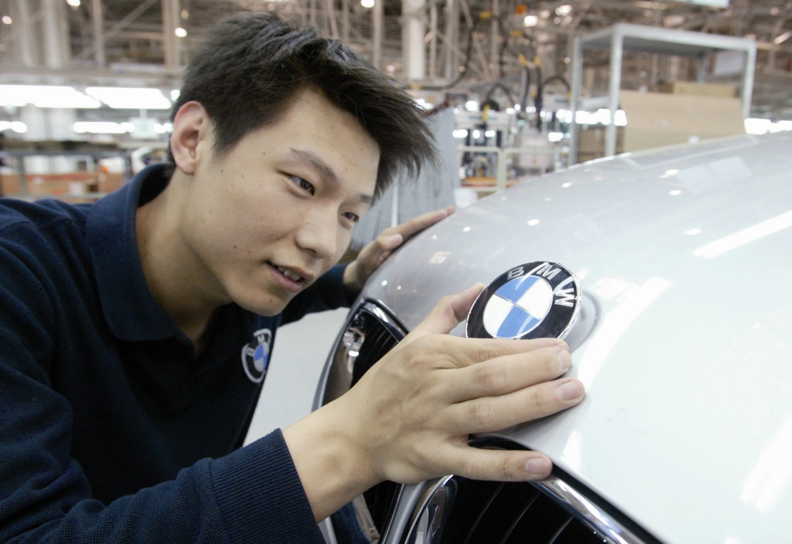 Mua can ho, duoc tang xe BMW tai Trung Quoc hinh anh