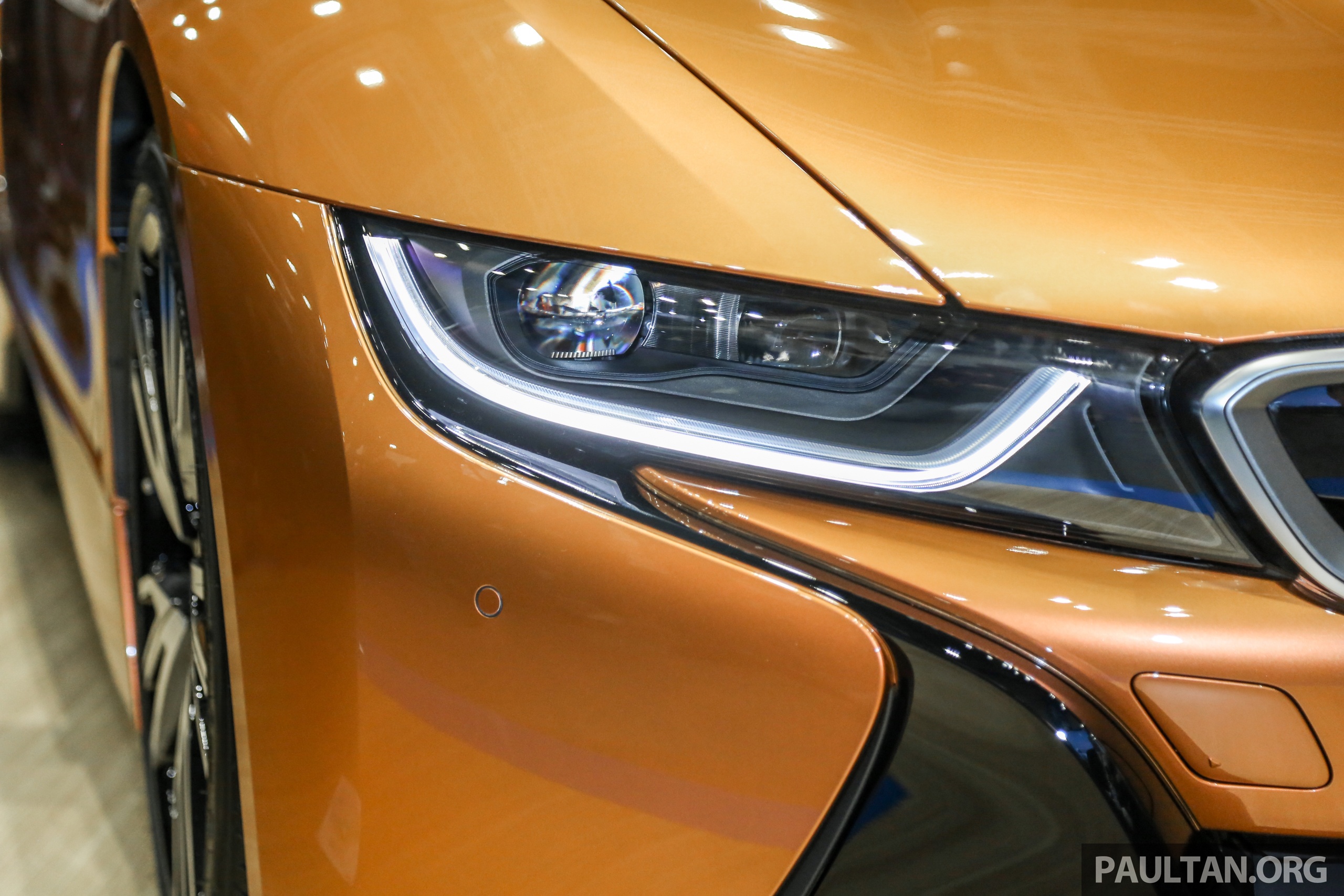 BMW i8 Roadster đầu tiên cập bến Malaysia ảnh 5 BMW i8 Roadster dau tien cap ben Malaysia anh 5