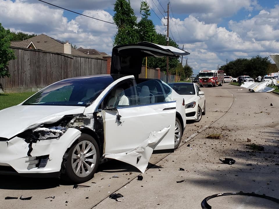 May bay ha canh dam nat Tesla Model X anh 3