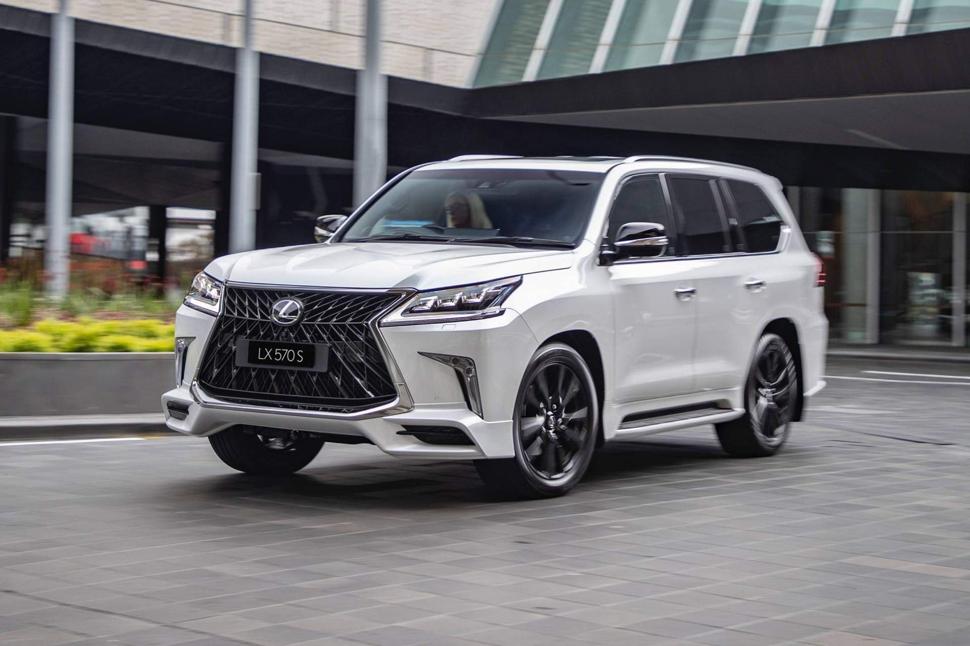 'Chuyen co mat dat' Lexus LX 570 S 2019 co gia gan 120.000 USD hinh anh