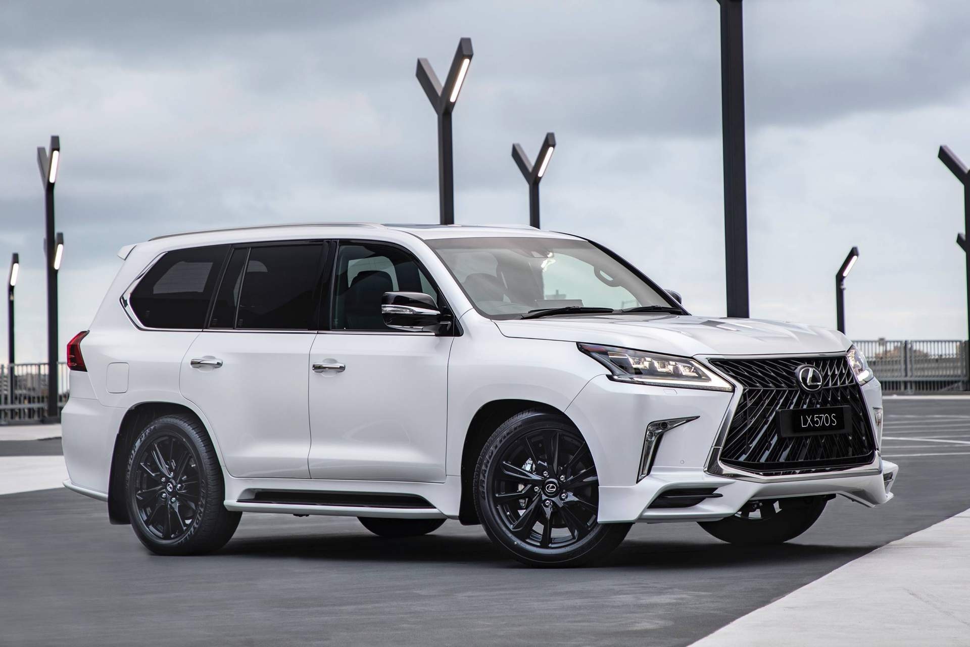 Lexus LX 570 S 2019 ra mắt, giá 119.110 USD ảnh 4 Lexus LX 570 S 2019 ra mat, gia 119.110 USD anh 4