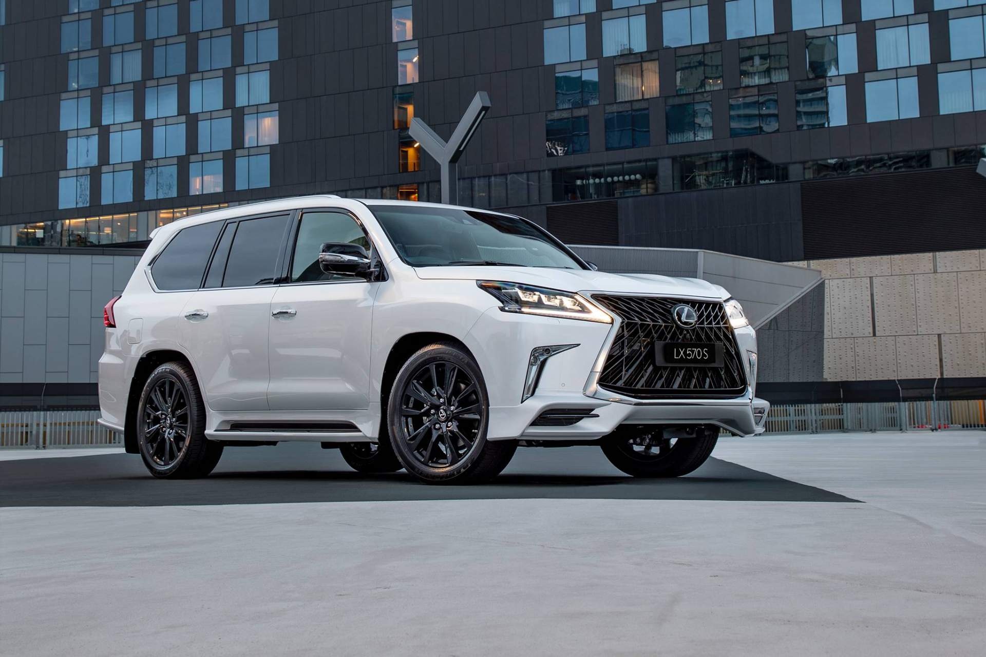 Lexus LX 570 S 2019 ra mắt, giá 119.110 USD ảnh 7 Lexus LX 570 S 2019 ra mat, gia 119.110 USD anh 7