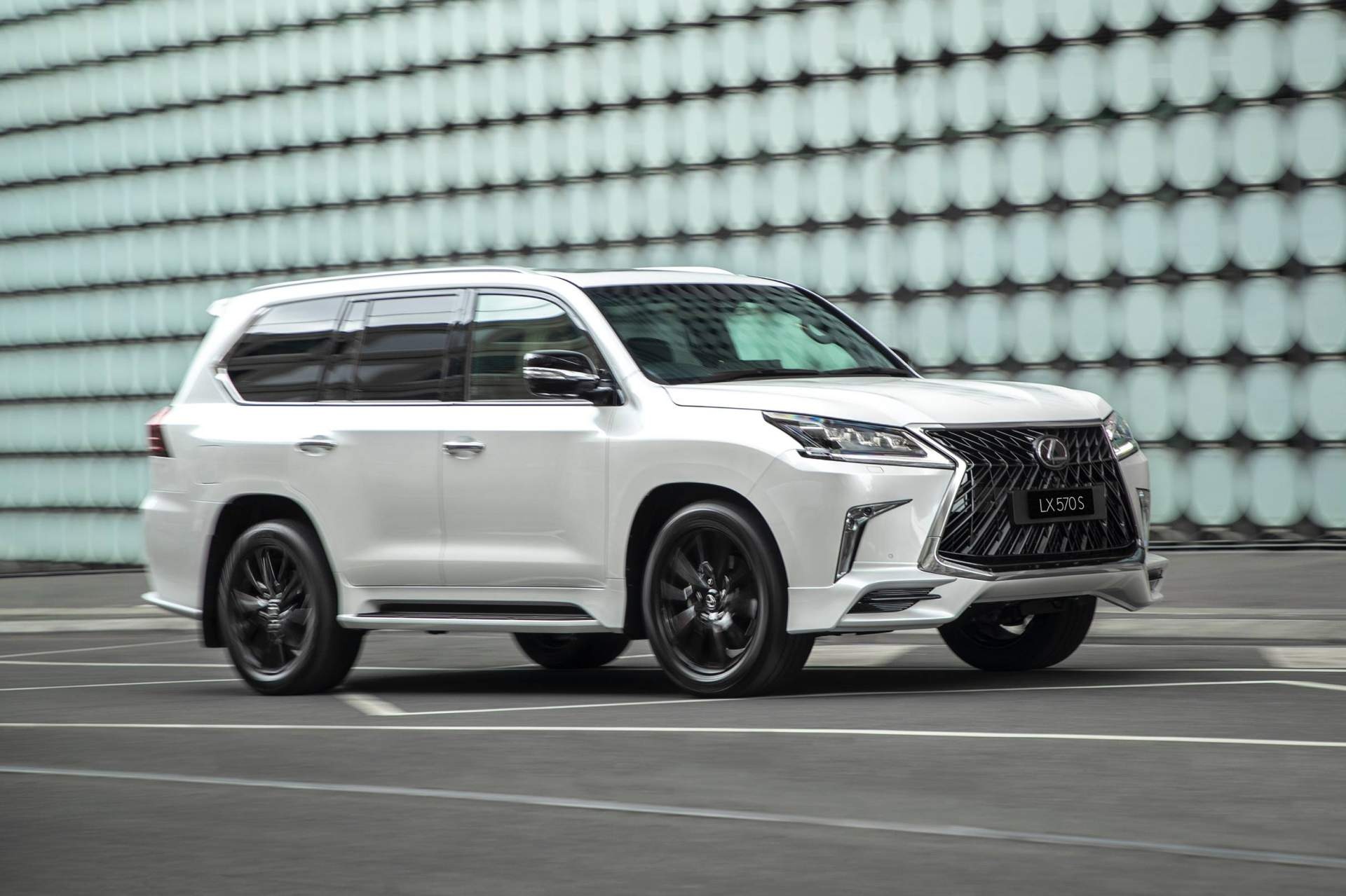 Lexus LX 570 S 2019 ra mắt, giá 119.110 USD ảnh 8 Lexus LX 570 S 2019 ra mat, gia 119.110 USD anh 8