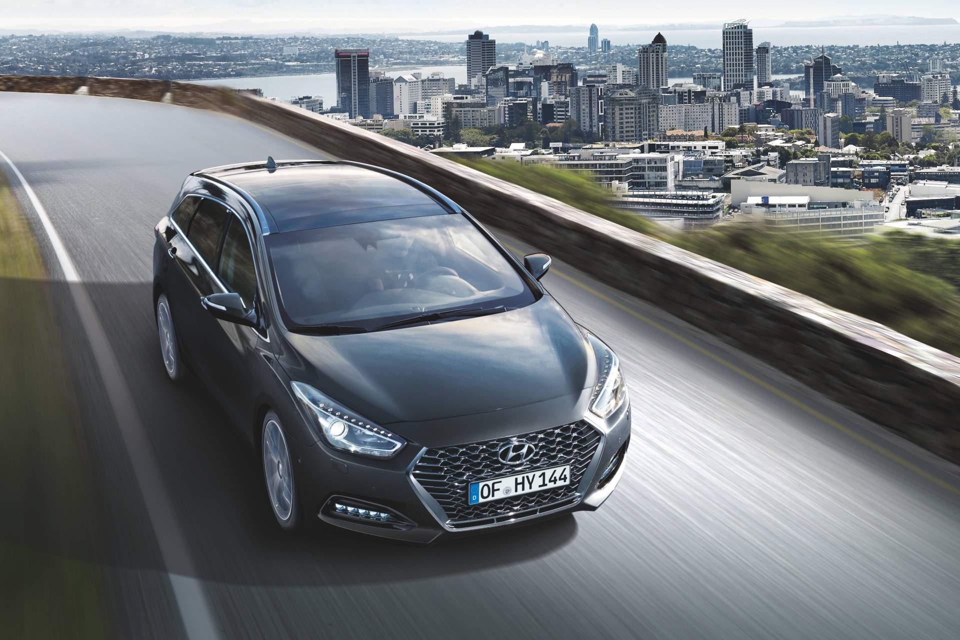 Hyundai cải tiến thiết kế và động cơ i40 ảnh 4 Hyundai cai tien thiet ke va dong co i40 anh 4
