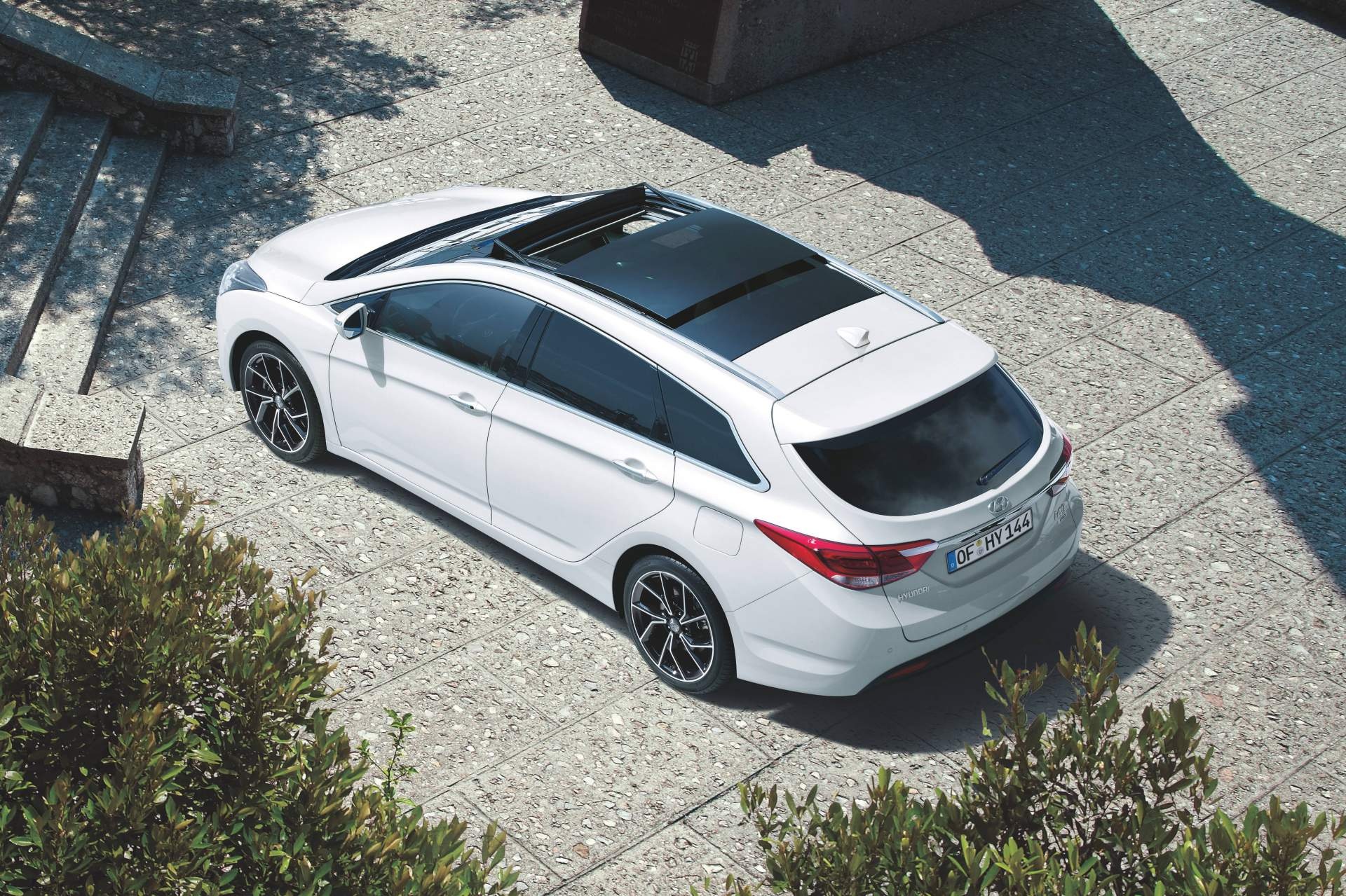 Hyundai cải tiến thiết kế và động cơ i40 ảnh 7 Hyundai cai tien thiet ke va dong co i40 anh 7