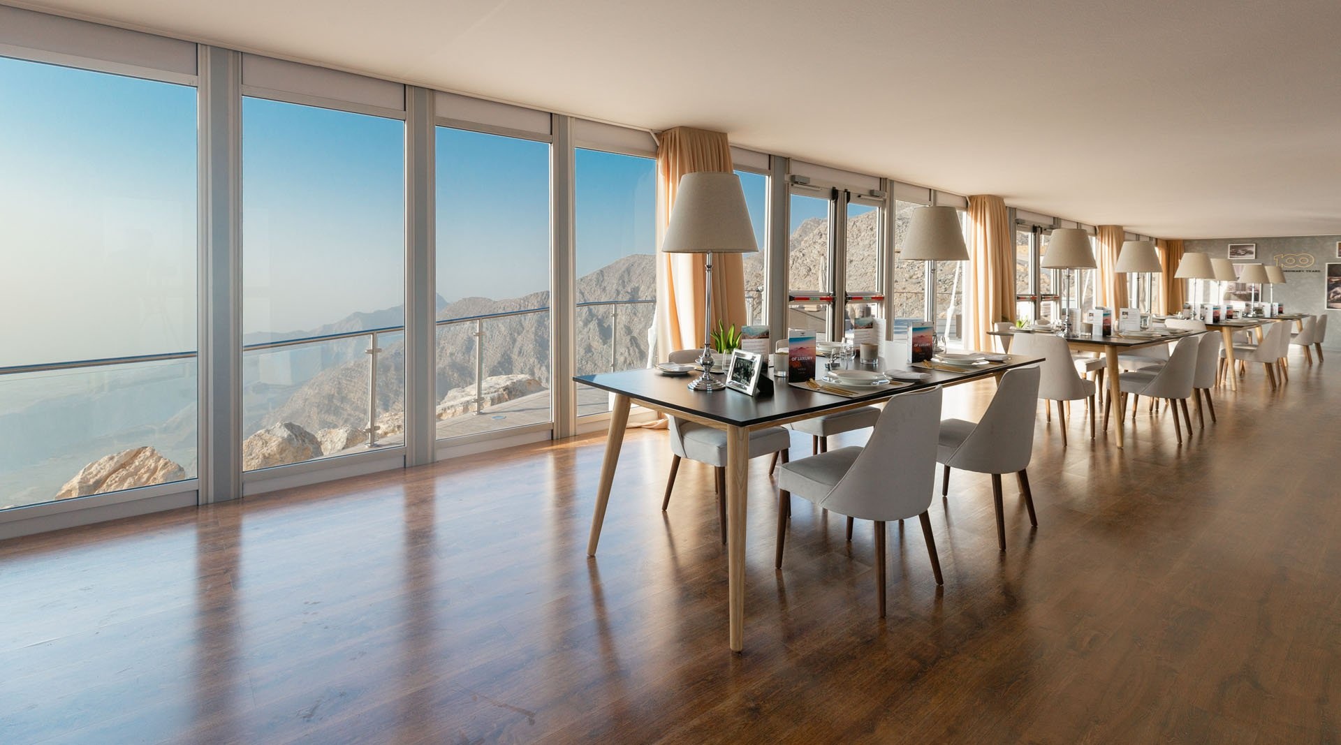 Khai truong 1 tuan, Bentley da dong cua nha hang tren nui hinh anh