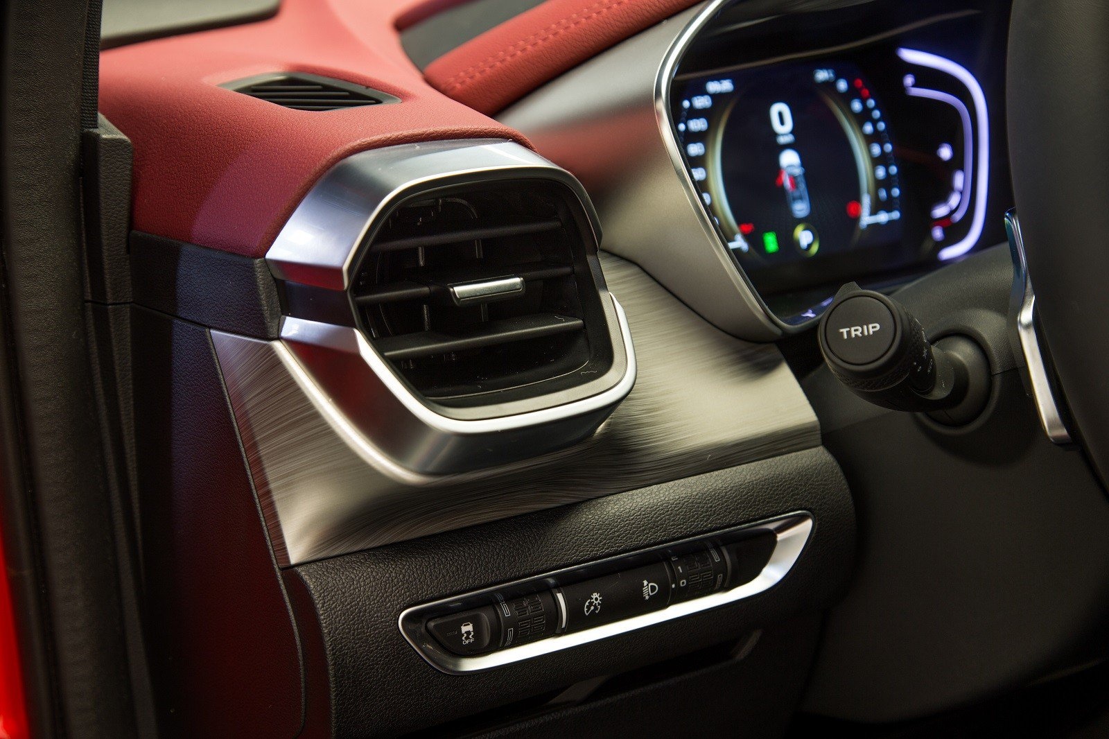 Crossover moi cua hang xe TQ co noi that mo phong Star Wars hinh anh