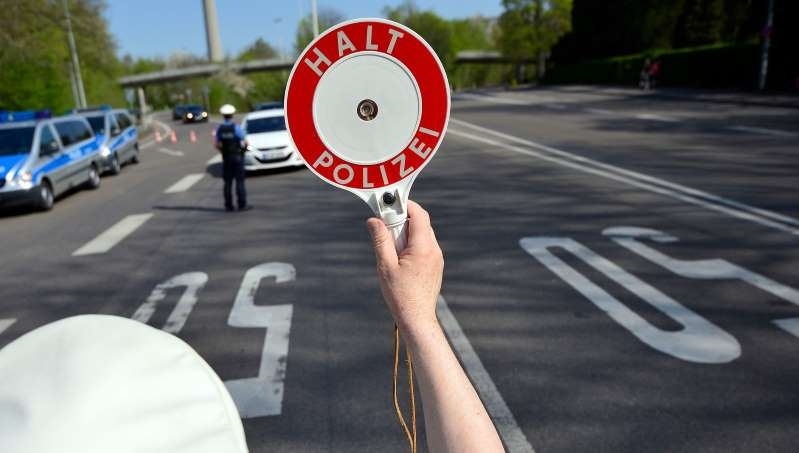 Mat GPLX ngay sau thi sat hach, thanh nien Duc bi phat nang hinh anh