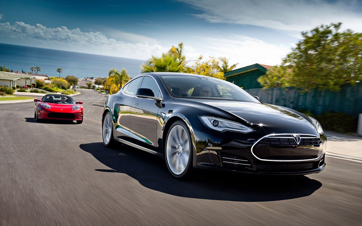Chu xe Tesla ngu gat chay 112 km/h, canh sat cuong cuong bam theo hinh anh