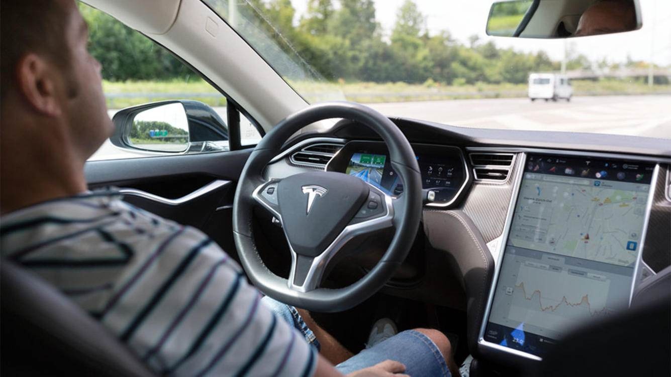 ngủ gật trên xe Tesla ảnh 1 ngu gat tren xe Tesla anh 1