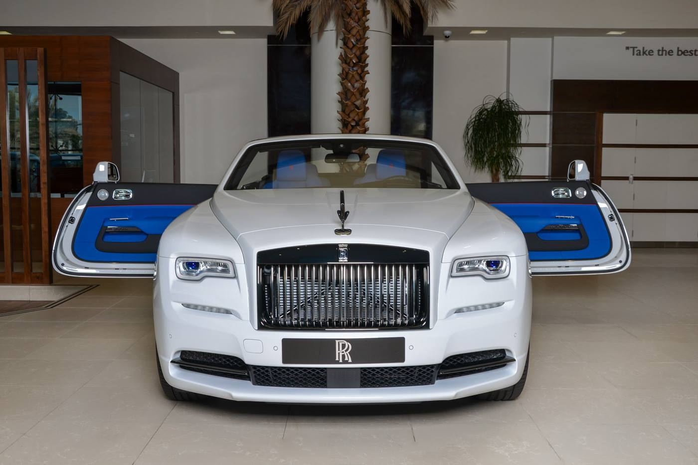 Rolls-Royce Dawn phoi mau doc dao o Abu Dhabi hinh anh