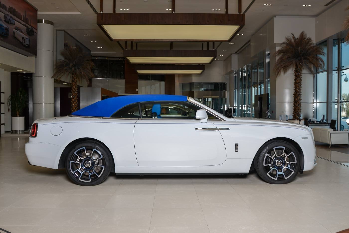 Rolls-Royce Dawn phoi mau doc dao o Abu Dhabi anh 2