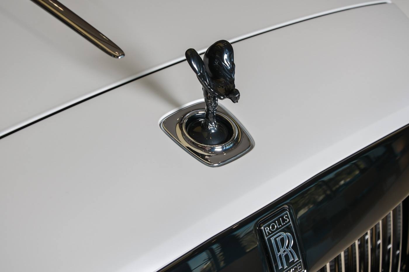 Rolls-Royce Dawn phoi mau doc dao o Abu Dhabi anh 3