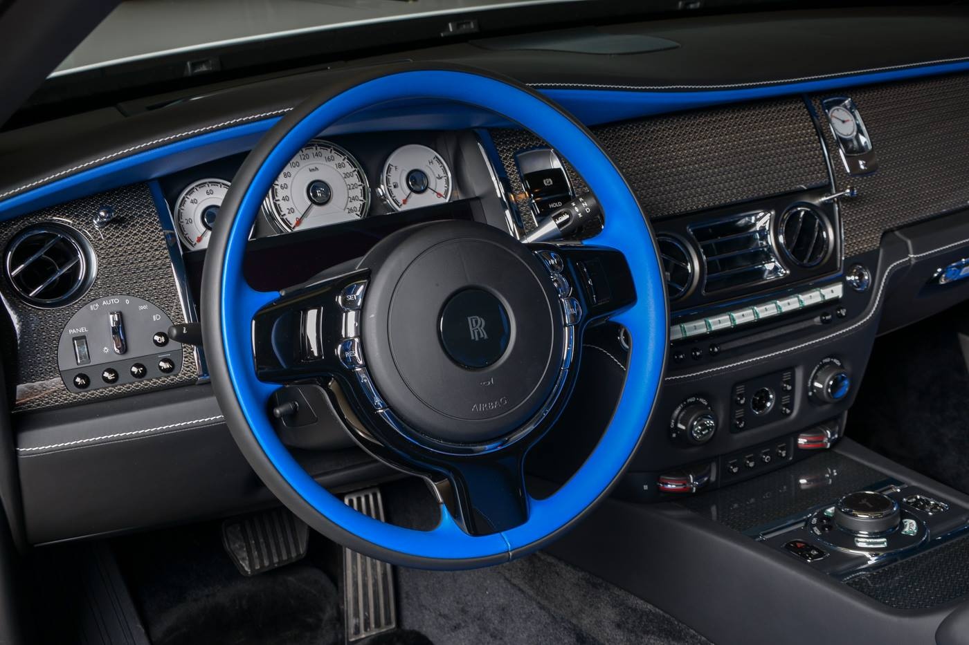 Rolls-Royce Dawn phoi mau doc dao o Abu Dhabi anh 5