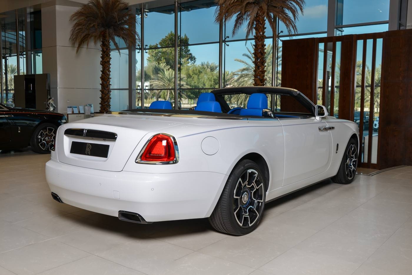 Rolls-Royce Dawn phoi mau doc dao o Abu Dhabi anh 6