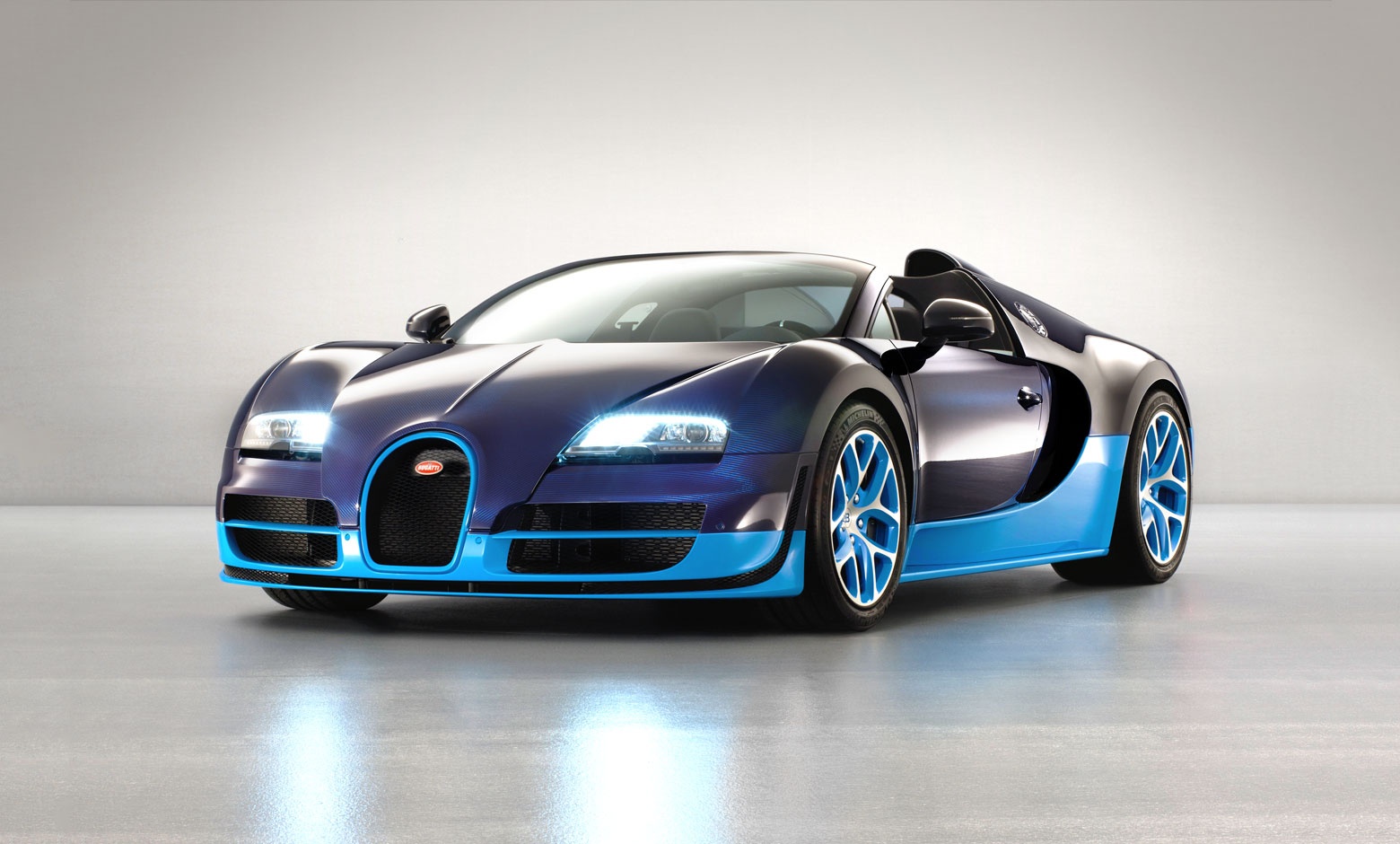 thay binh nhien lieu Bugatti Veyron ton 42.000 USD anh 1