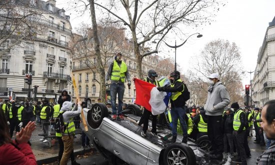 Nguoi bieu tinh o Phap dap pha nhieu xe sang hinh anh