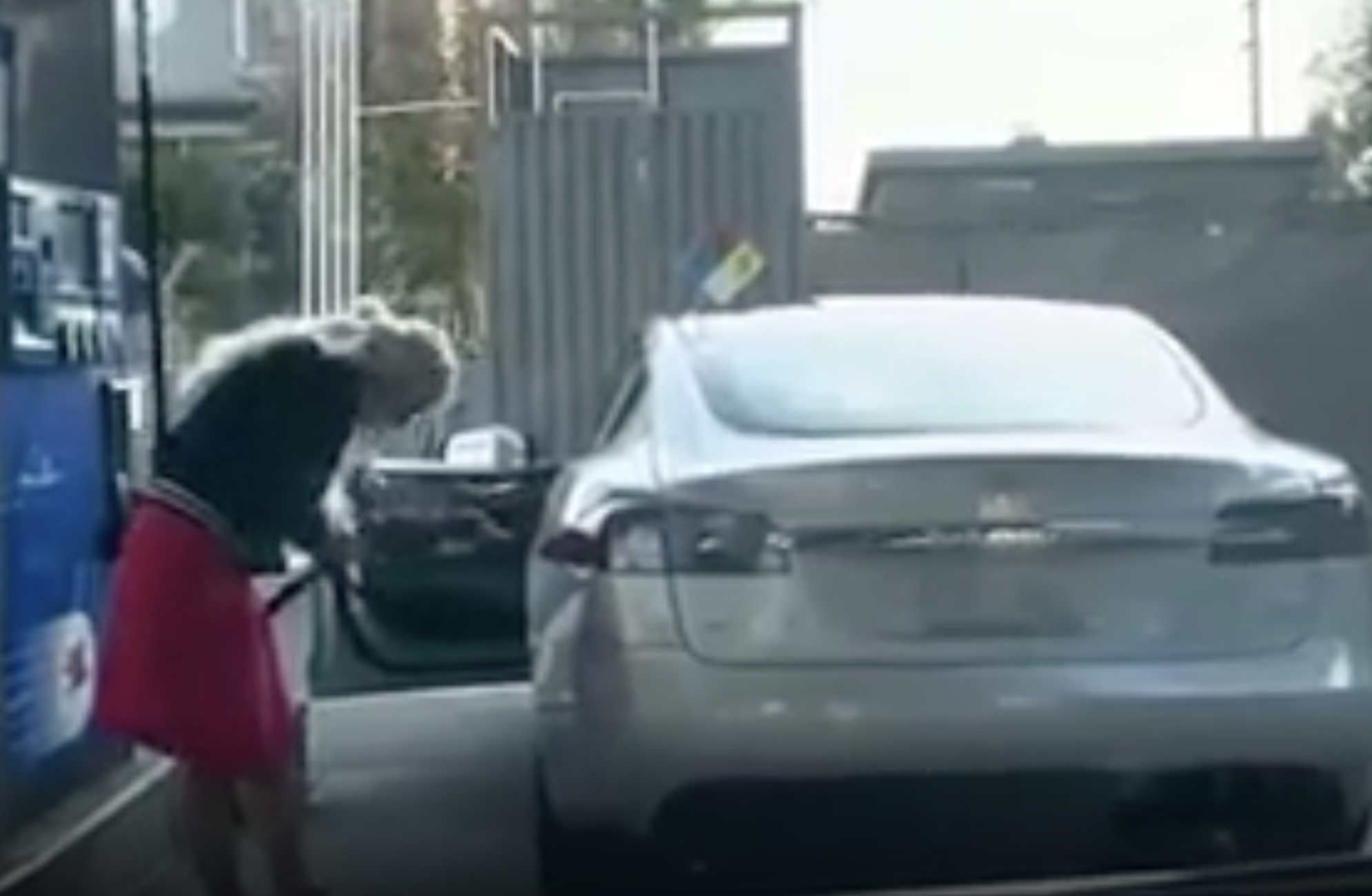 Nu tai xe My tim cach do xang cho xe dien hinh anh