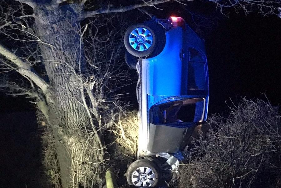 Tai nan hy huu, xe 4 cho treo nguoc canh cay hinh anh