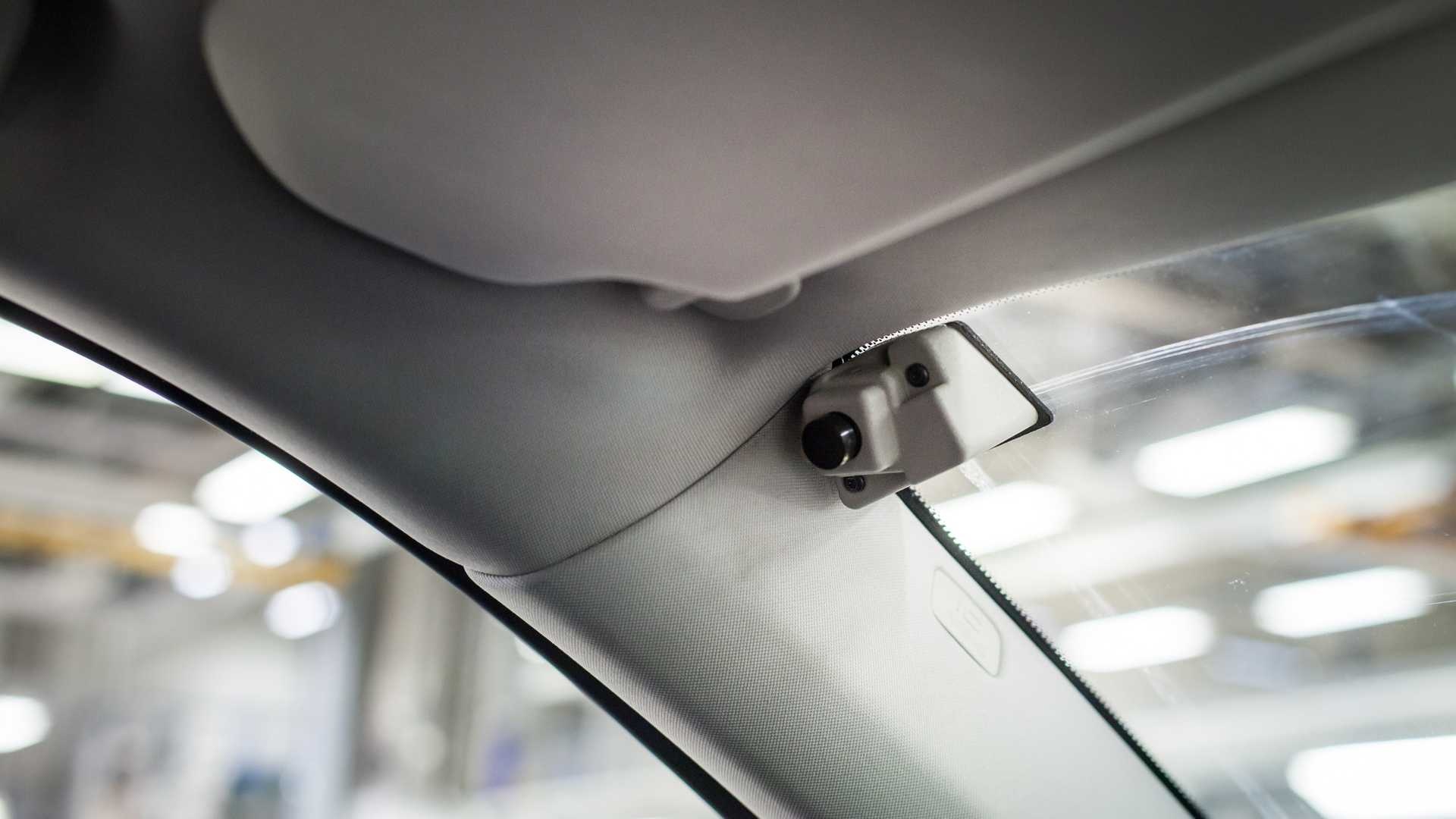 Volvo gay tranh cai khi them camera theo doi lai xe hinh anh