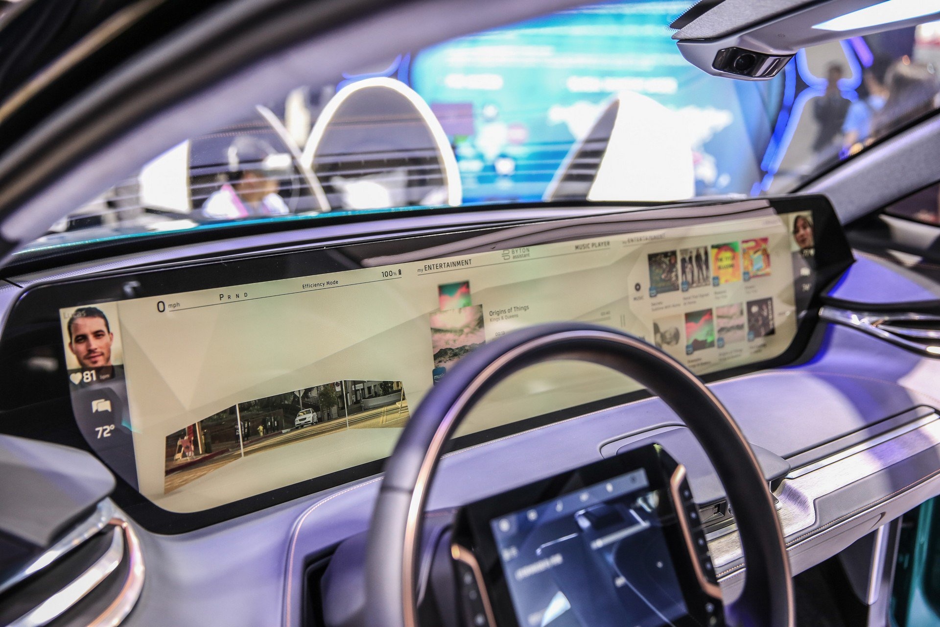 Xe dien Trung Quoc gan man hinh vao vo lang, gia 45.000 USD hinh anh