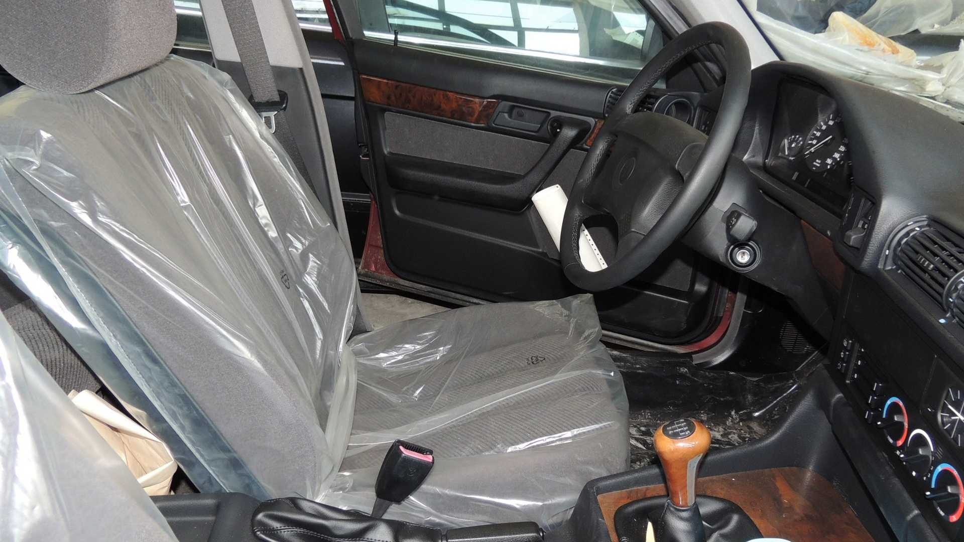 Dàn xe BMW đời 1994 chưa lăn bánh bị bỏ hoang ảnh 3 Dan xe BMW doi 1994 chua lan banh bi bo hoang anh 3