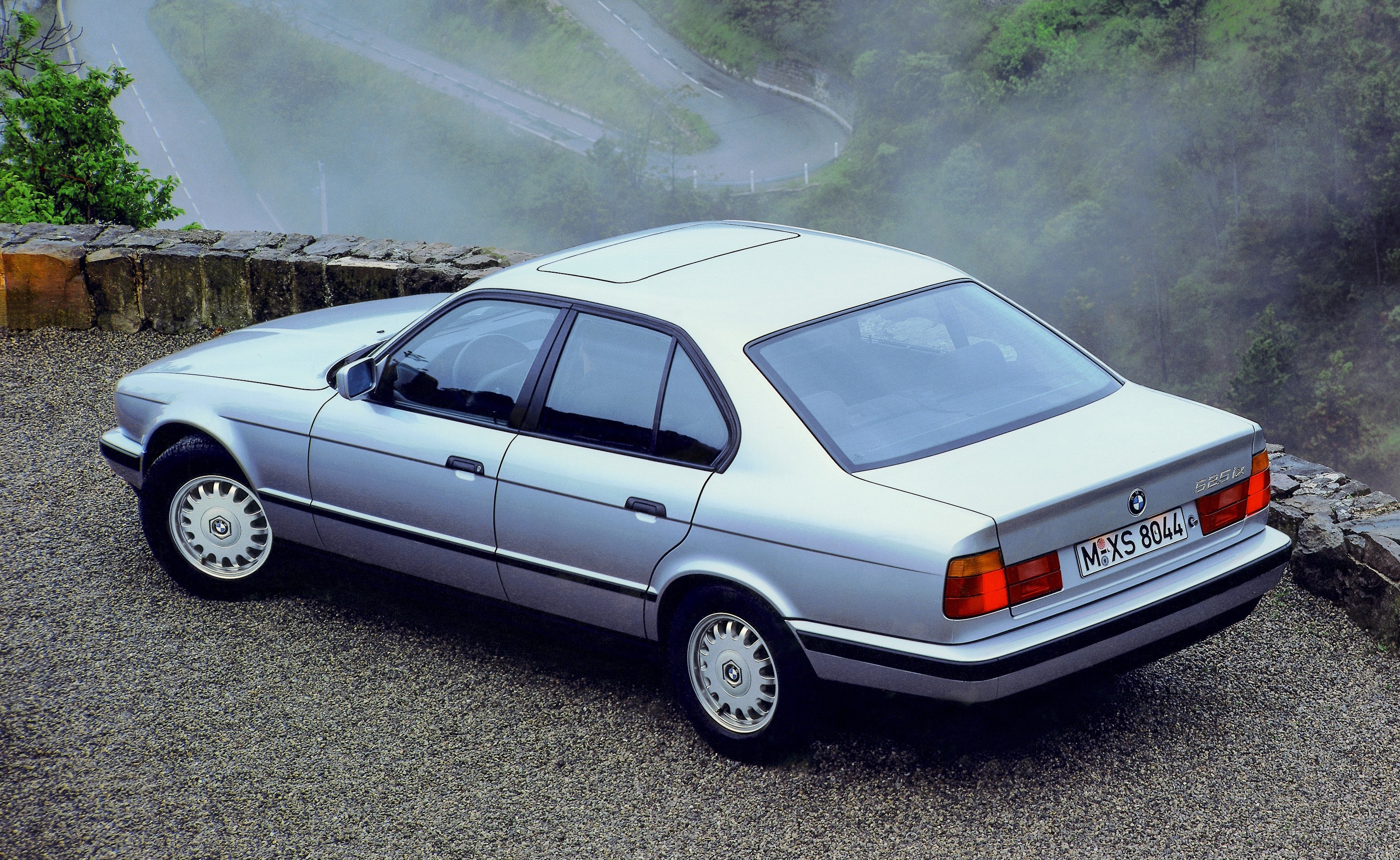 Dàn xe BMW đời 1994 chưa lăn bánh bị bỏ hoang ảnh 6 Dan xe BMW doi 1994 chua lan banh bi bo hoang anh 6