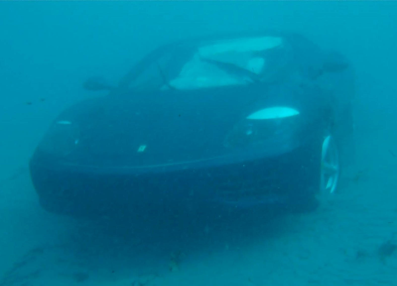 Siêu xe Ferrari 360 lao xuống biển ở Mỹ ảnh 2 Sieu xe Ferrari 360 lao xuong bien o My anh 2