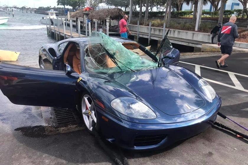 Siêu xe Ferrari 360 lao xuống biển ở Mỹ ảnh 7 Sieu xe Ferrari 360 lao xuong bien o My anh 7