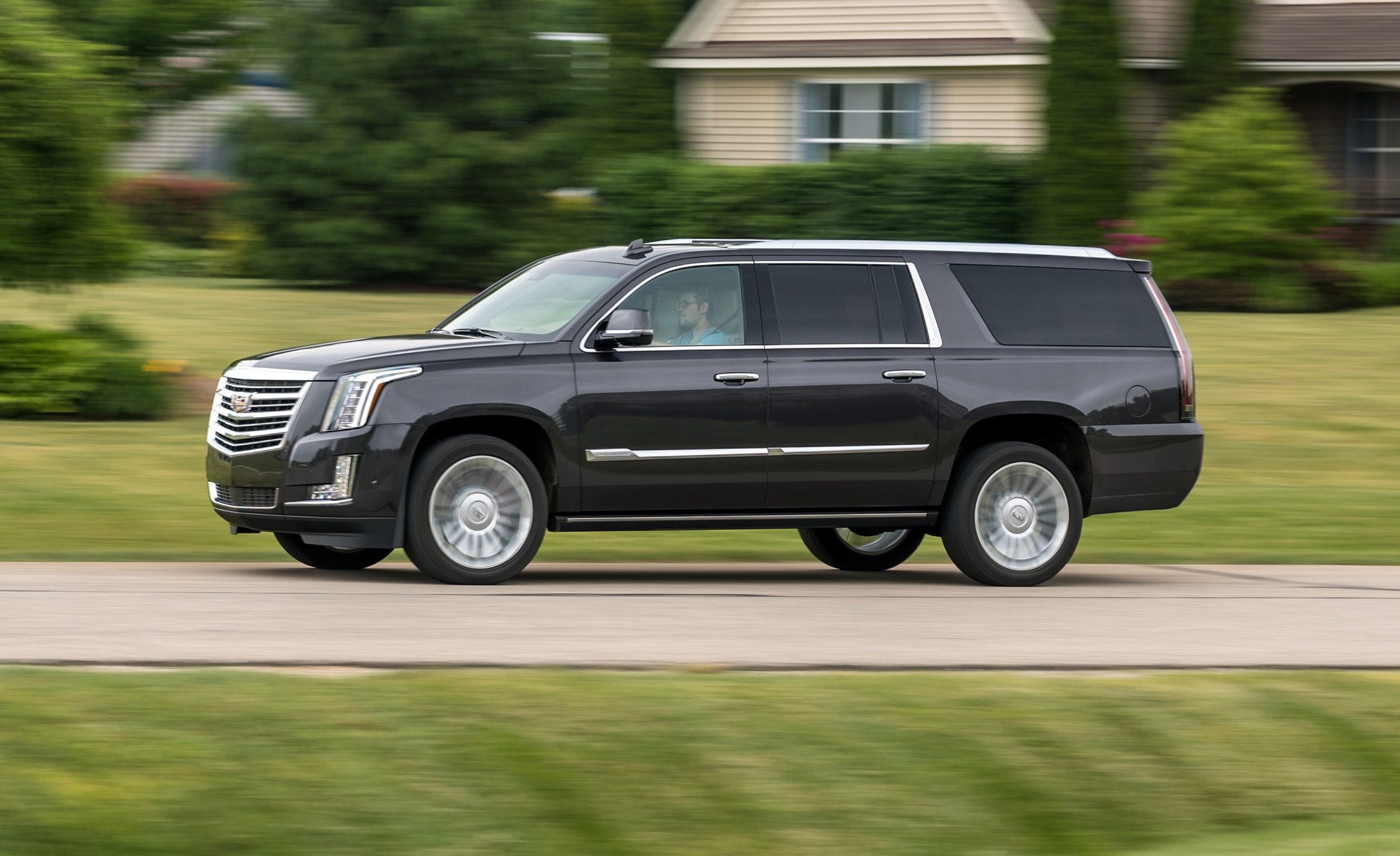 Cadillac Escalade bien thanh khach san 5 sao hinh anh