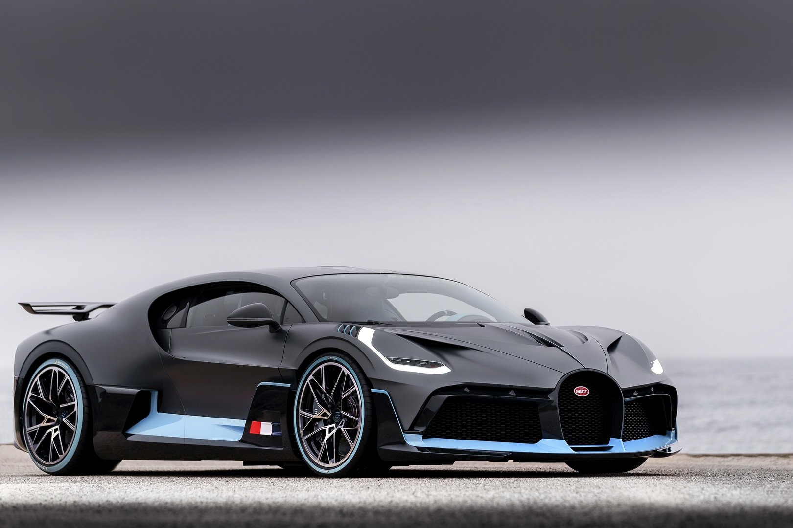 Ban suat mua Bugatti Divo lai ngay 2 trieu USD hinh anh