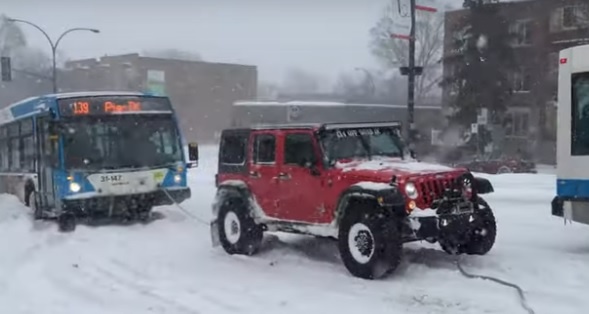 Bo ba SUV hang nang cuu xe buyt ket trong tuyet hinh anh