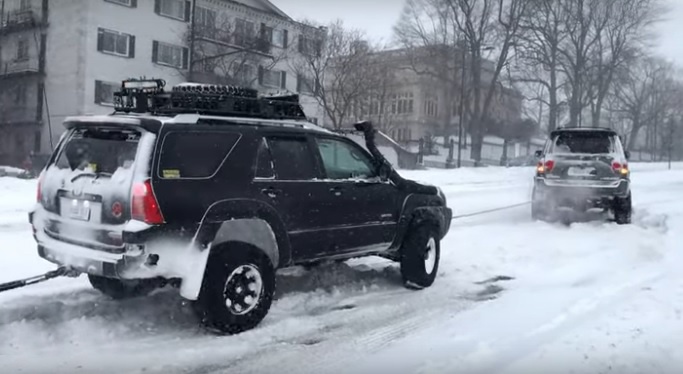 Ca ba chiec SUV cung keo xe buyt mac ket hinh anh