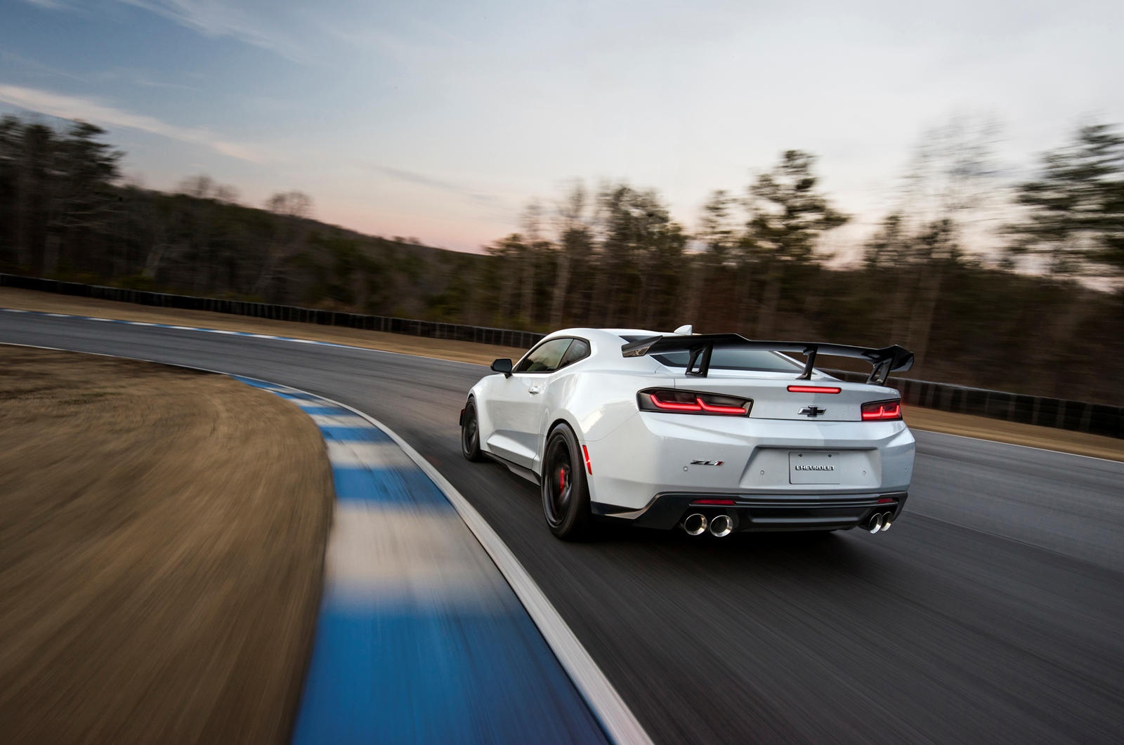 ‘Quái vật’ đường đua Chevrolet Camaro ZL1 1LE 2019 ảnh 3 ‘Quai vat’ duong dua Chevrolet Camaro ZL1 1LE 2019 anh 3