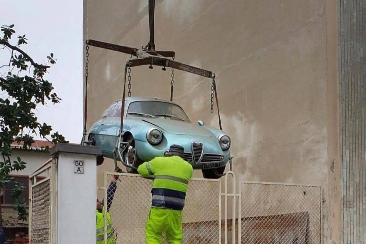 Chiec Alfa Romeo hang hiem bi bo hoang 35 nam duoi tang ham hinh anh