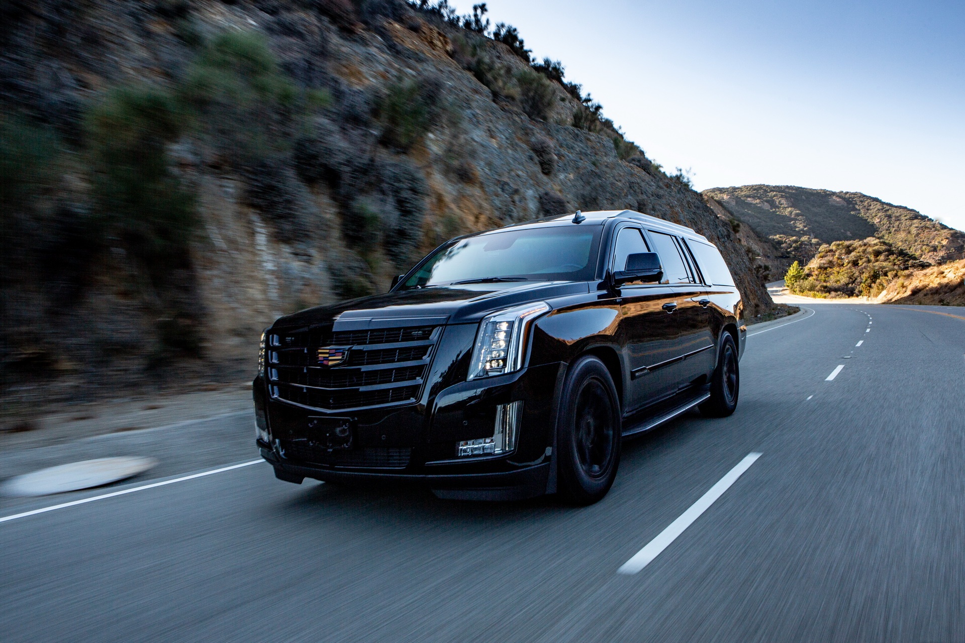 'Phao dai' Cadillac Escalade gan sung am thanh, chong dan xuyen giap hinh anh