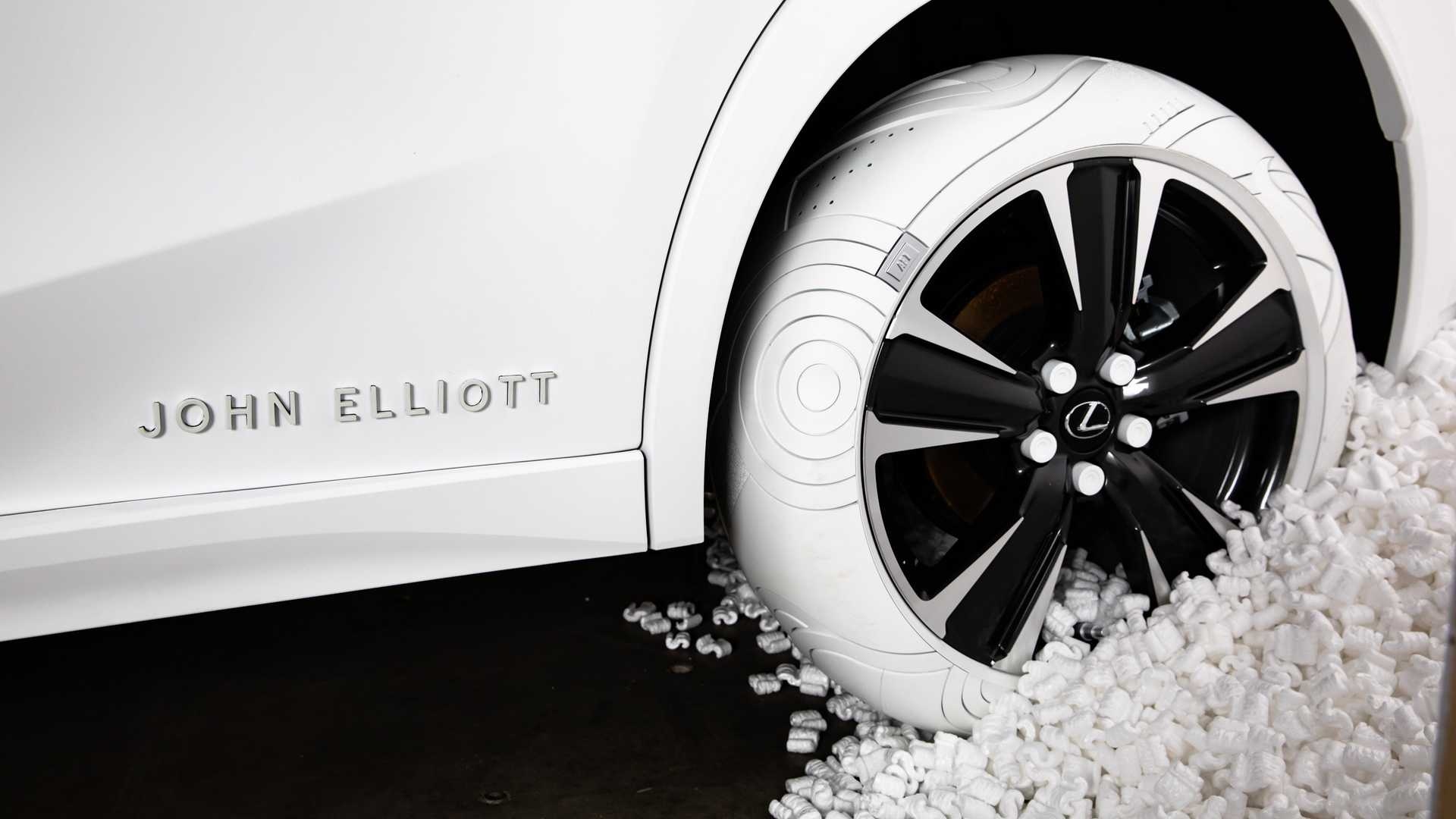 Lexus UX la mat trong bo lop Nike trang muot hinh anh