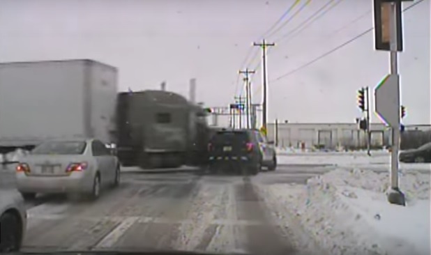 Vuot den do, romooc dam ngang xe canh sat hinh anh