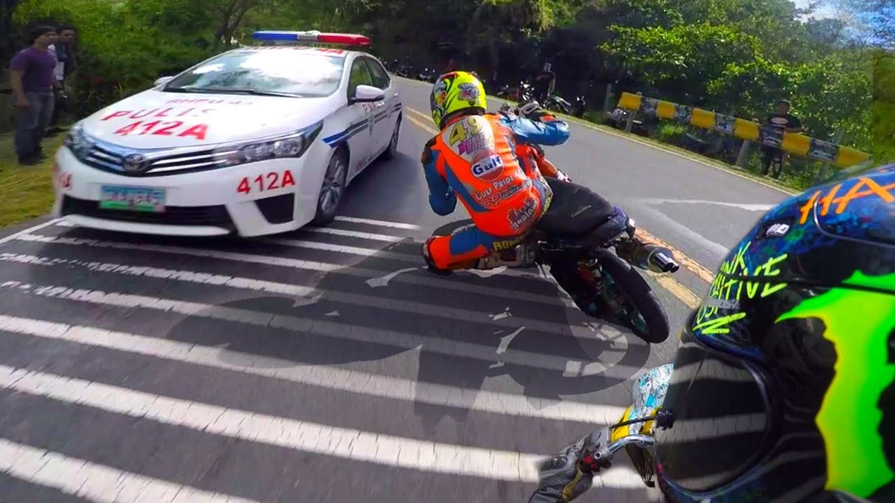 Nong dan bi canh sat bat vi mang may keo di dua hinh anh