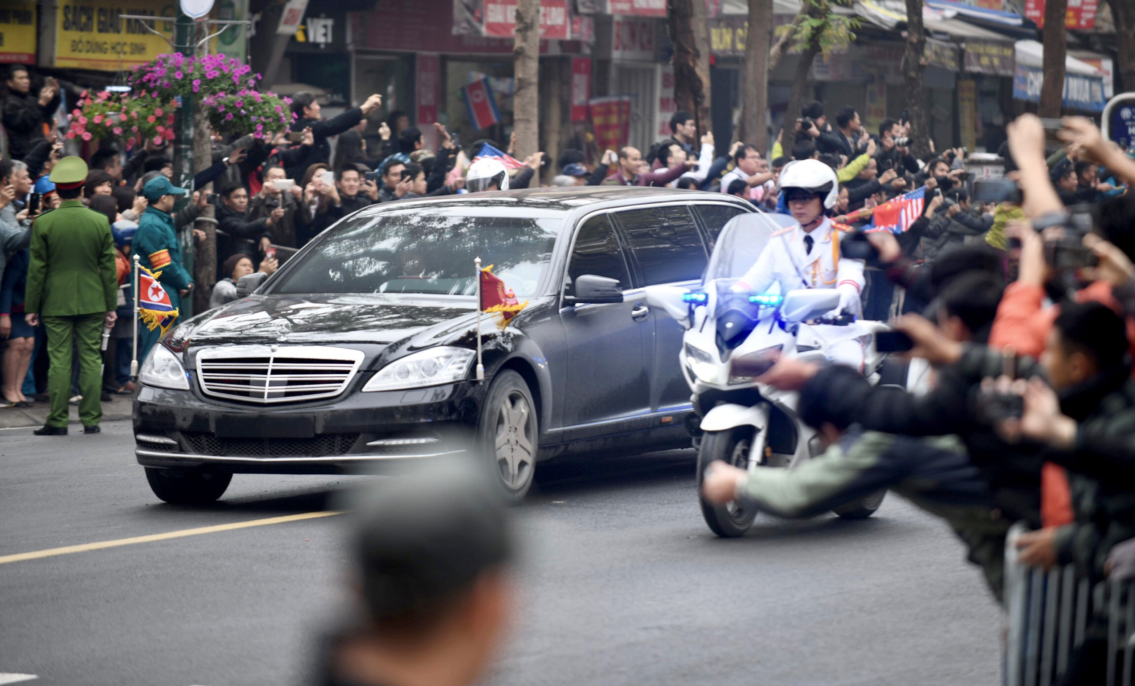 Ong Kim Jong Un co toilet bi mat tren moi chiec xe? hinh anh