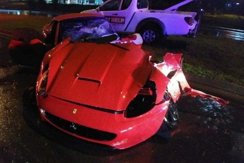 Ferrari California tai nạn bị tách đôi ảnh 2 Ferrari California tai nan bi tach doi anh 2