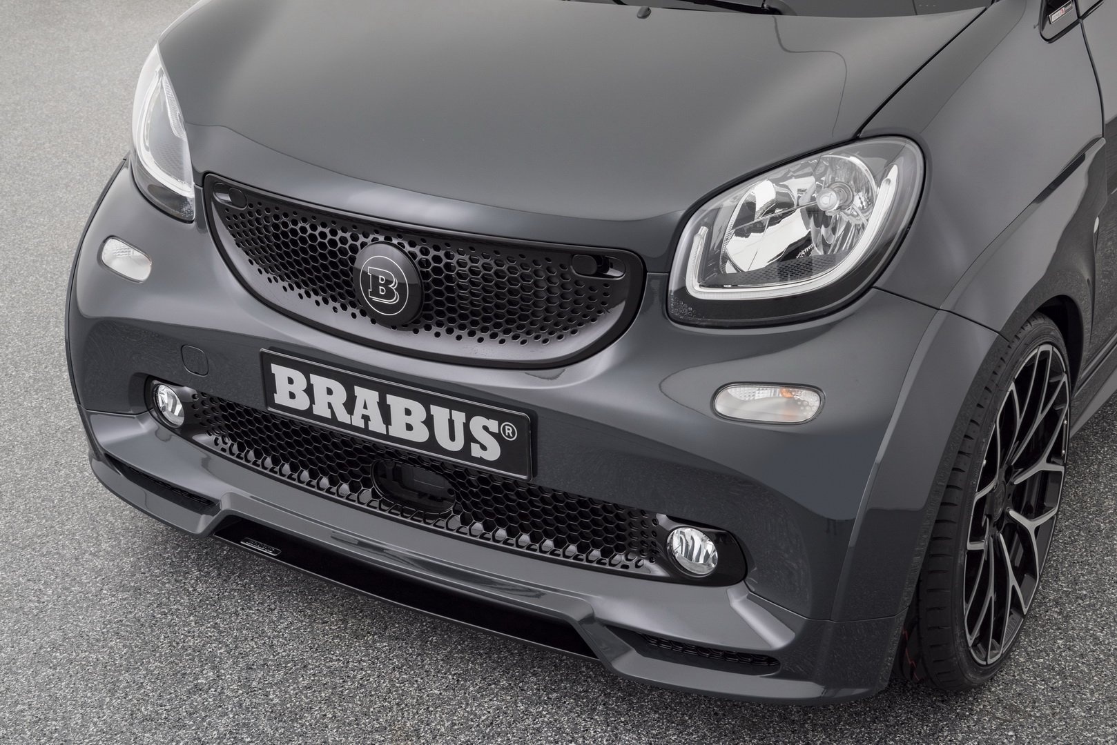 Hang do Brabus ra mat xe hoi 2 cho gia 74.000 USD, chi co 28 chiec hinh anh