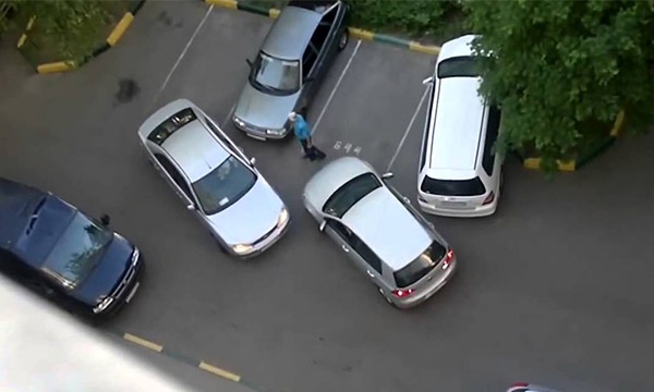 Lai xe khoi bai, nu tai xe dam mop bon xe khac hinh anh