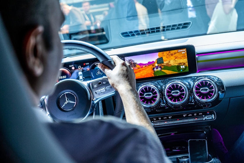 Mercedes-Benz cho phep choi game ngay tren xe hinh anh