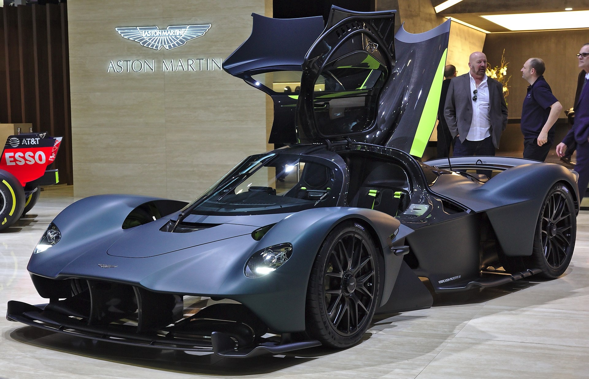 'Nu chien than' 3,2 trieu USD Aston Martin Valkyrie xuat tran hinh anh