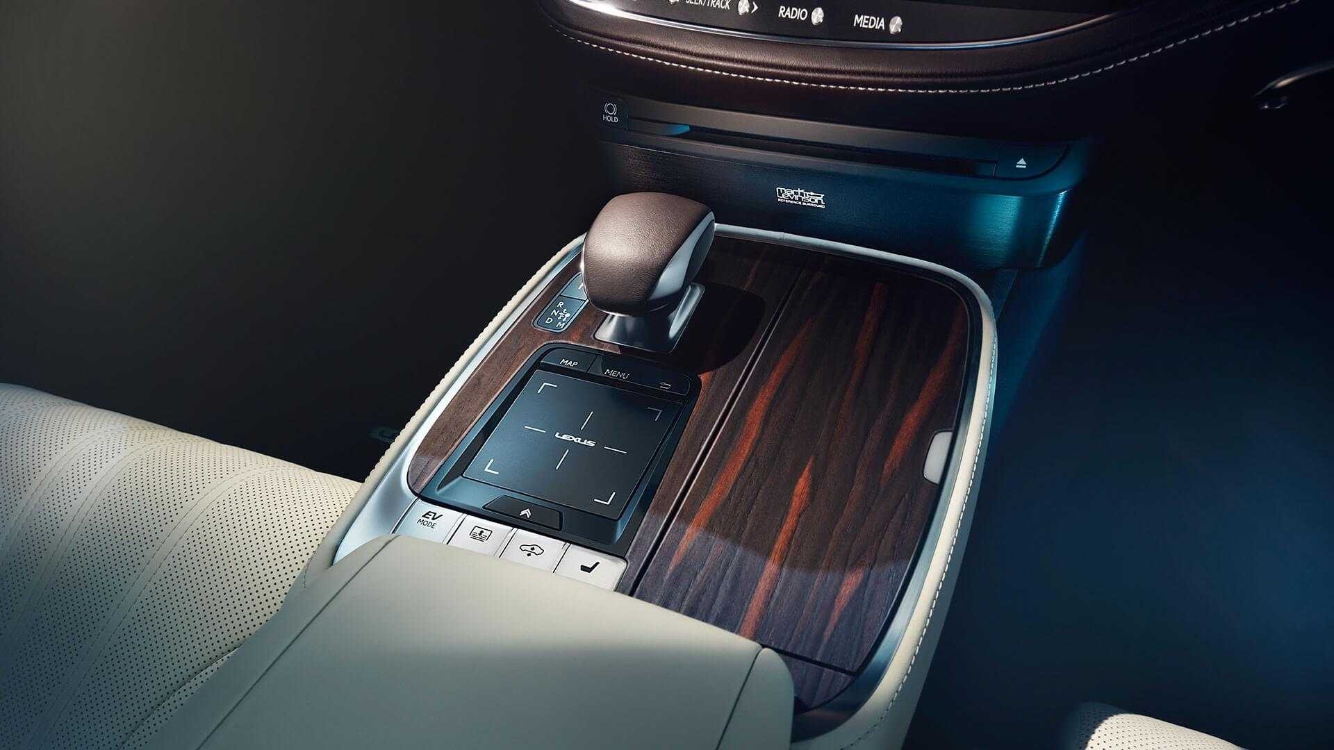 Video chế tác xe dài 60.000 tiếng của Lexus ảnh 6 Video che tac xe dai 60.000 tieng cua Lexus anh 6