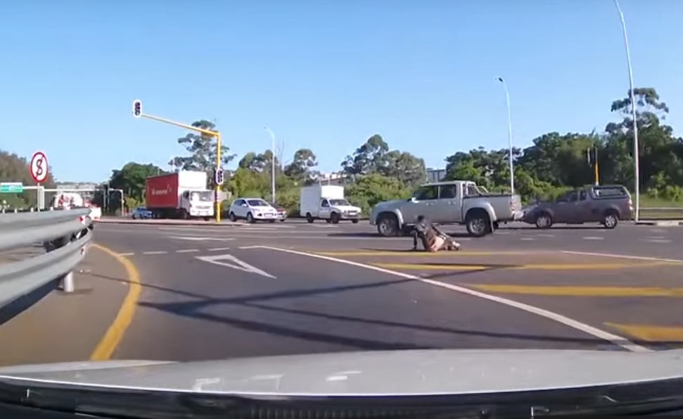 Văng người khỏi thùng xe bán tải khi vào cua ảnh 1 Vang nguoi khoi thung xe ban tai khi vao cua anh 1